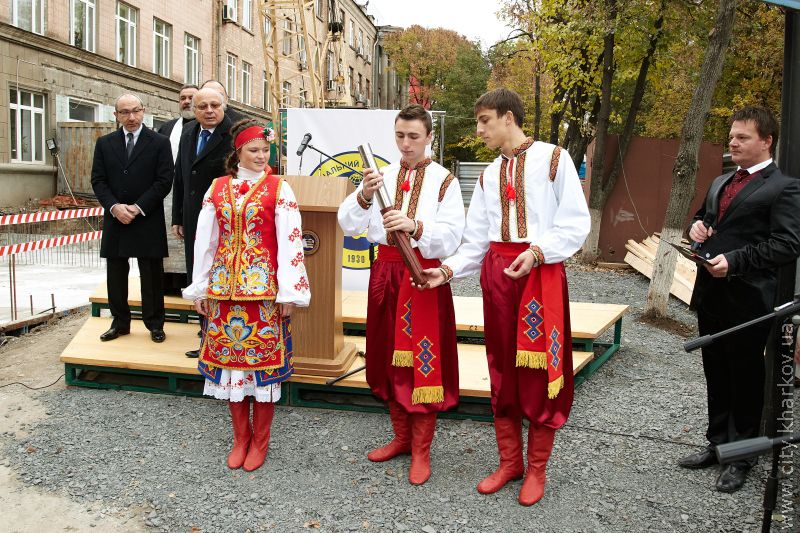 Біля економічного університету заклали капсулу з посланням майбутнім студентам