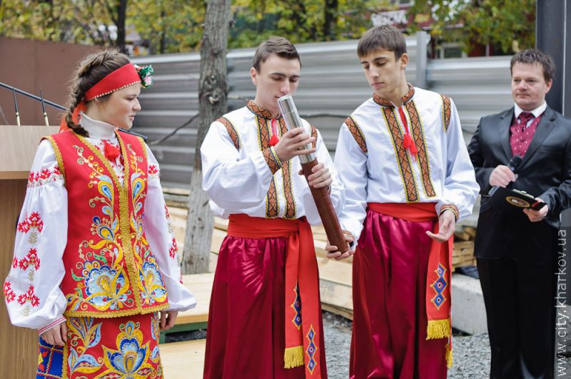 Біля економічного університету заклали капсулу з посланням майбутнім студентам
