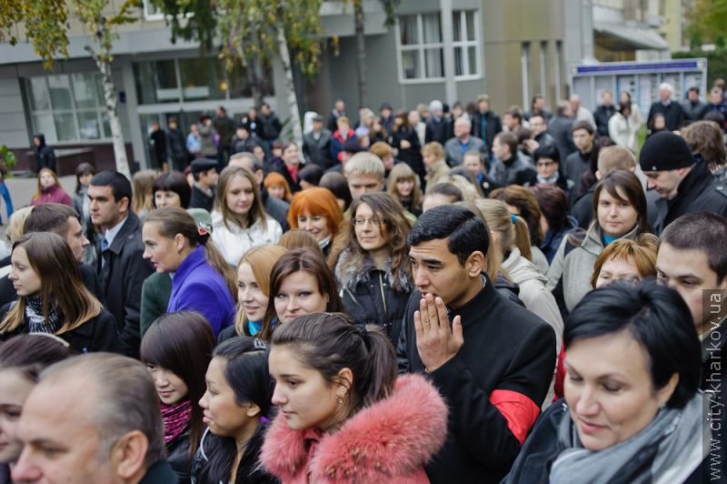 Біля економічного університету заклали капсулу з посланням майбутнім студентам
