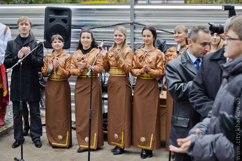 Біля економічного університету заклали капсулу з посланням майбутнім студентам