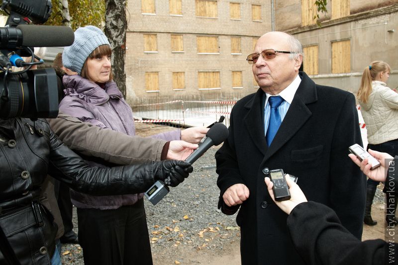 Біля економічного університету заклали капсулу з посланням майбутнім студентам
