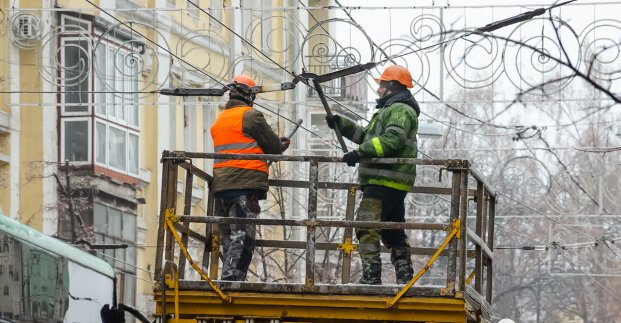 Комунальники оперативно усувають обмерзання контактної мережі