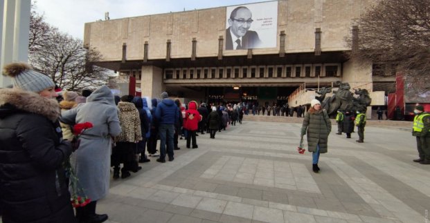 Десятки тисяч харків'ян попрощалися з міським головою