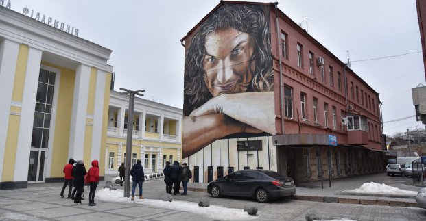 У Харкові відреставрували мурал із Кузьмою Скрябіним