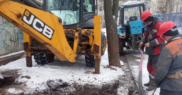 На вулиці Іллінській усувають аварію на водогоні