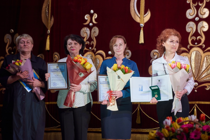 Харків'янкам вручили грамоти Міносвіти і міської ради