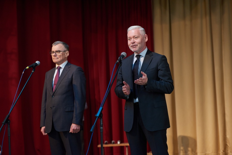 Ігор Терехов привітав із 8 Березня співробітниць «Турбоатома» 