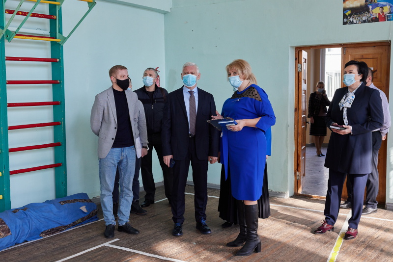У найбільшій школі Немишлянського району відремонтують спортзал