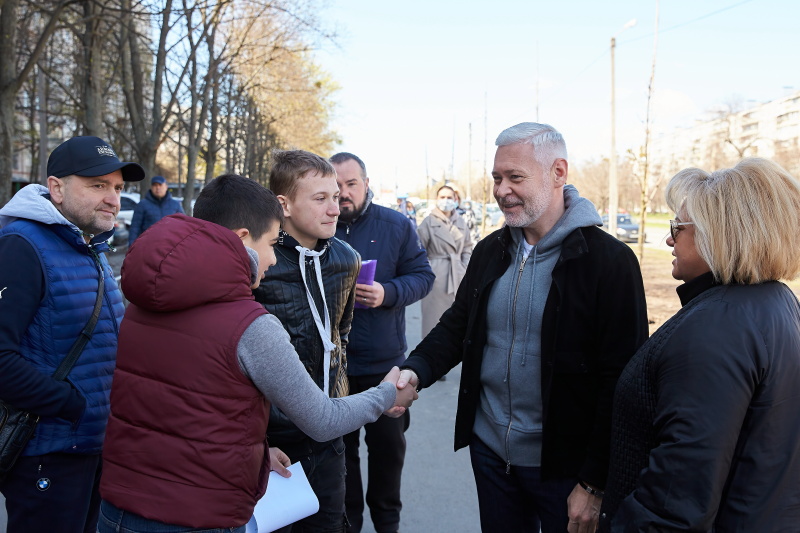 На Салтівському шосе замість парковки посадили алею кленів