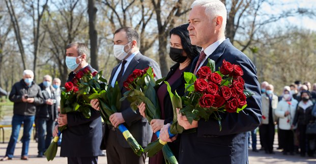 Харків'яни поклали квіти до пам'ятника жертвам Чорнобильської катастрофи