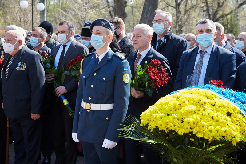 Харків'яни поклали квіти до пам'ятника жертвам Чорнобильської катастрофи