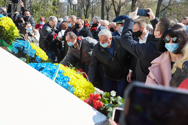Харків'яни поклали квіти до пам'ятника жертвам Чорнобильської катастрофи