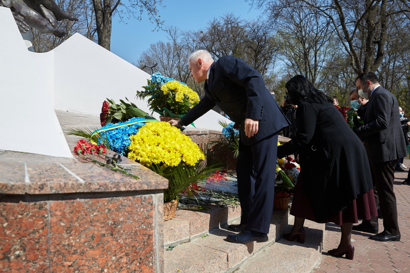 Харків'яни поклали квіти до пам'ятника жертвам Чорнобильської катастрофи