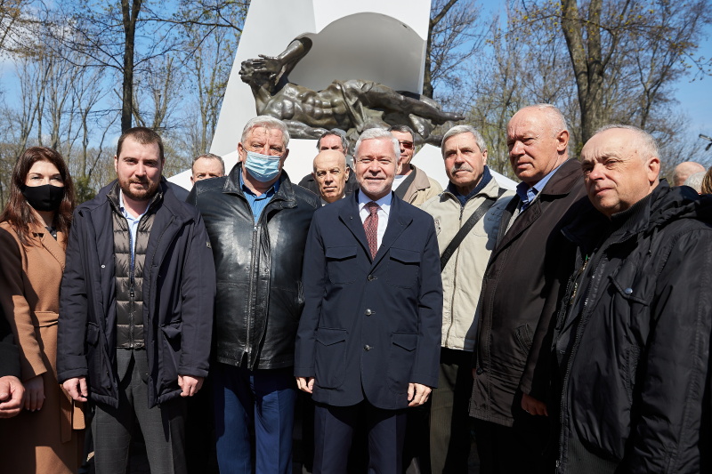 Харків'яни поклали квіти до пам'ятника жертвам Чорнобильської катастрофи