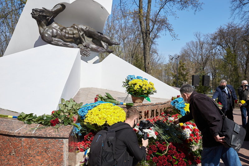 Харків'яни поклали квіти до пам'ятника жертвам Чорнобильської катастрофи