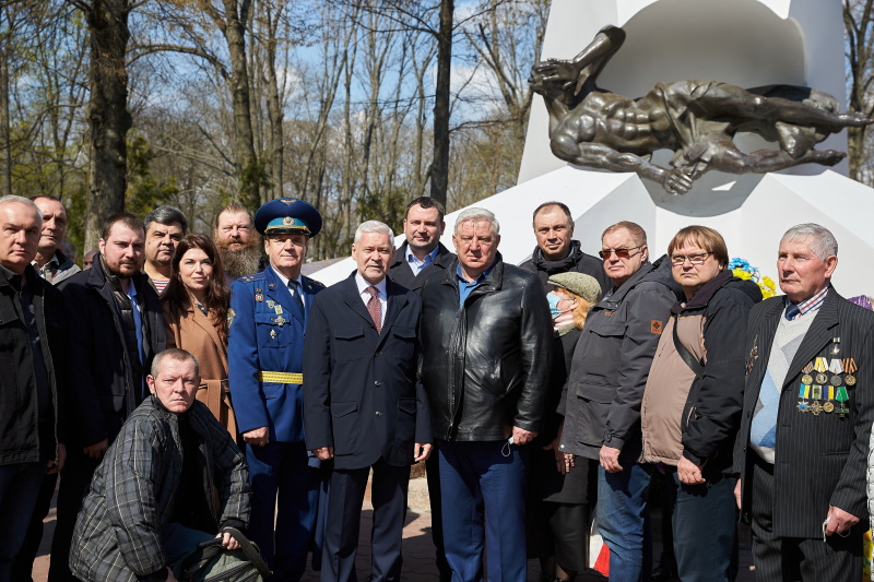 Харків'яни поклали квіти до пам'ятника жертвам Чорнобильської катастрофи