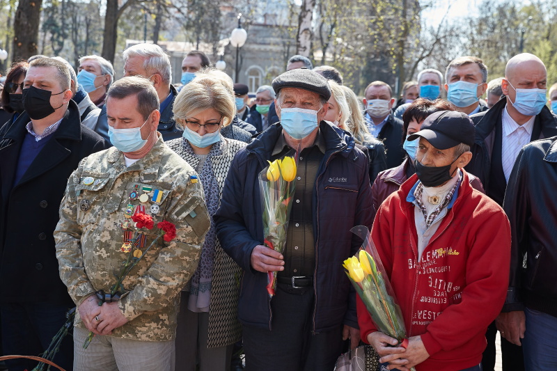 Харків'яни поклали квіти до пам'ятника жертвам Чорнобильської катастрофи