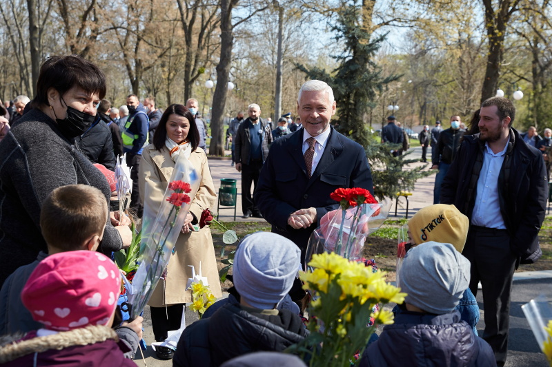 Харків'яни поклали квіти до пам'ятника жертвам Чорнобильської катастрофи