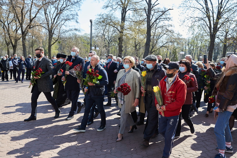 Харків'яни поклали квіти до пам'ятника жертвам Чорнобильської катастрофи