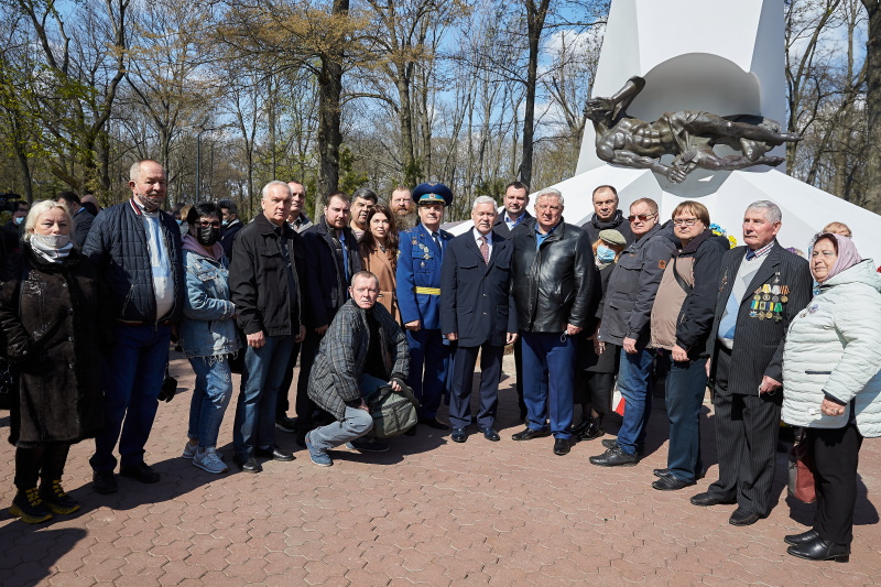 Харків'яни поклали квіти до пам'ятника жертвам Чорнобильської катастрофи