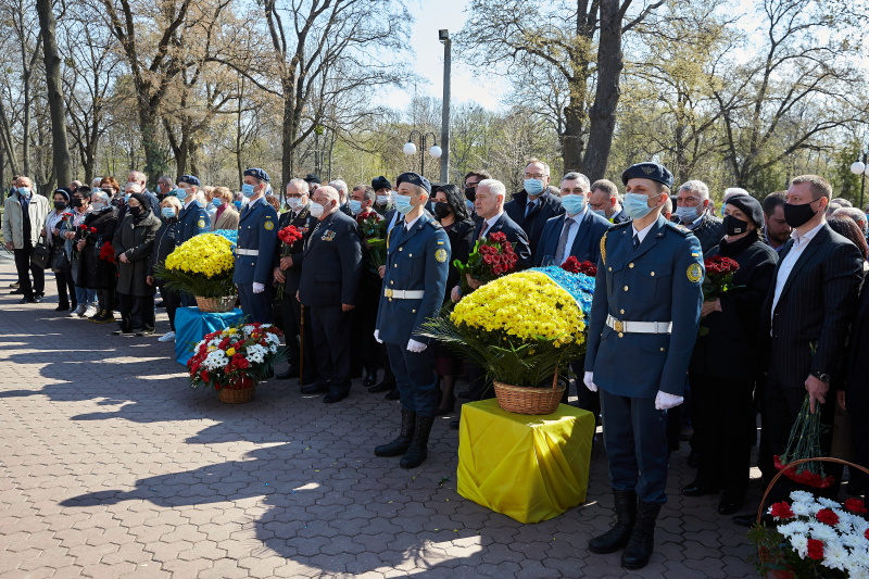 Харків'яни поклали квіти до пам'ятника жертвам Чорнобильської катастрофи