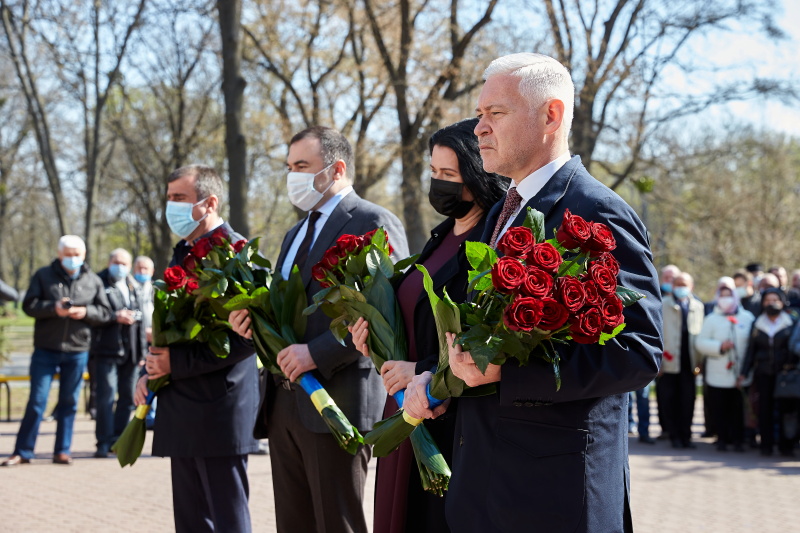Харків'яни поклали квіти до пам'ятника жертвам Чорнобильської катастрофи