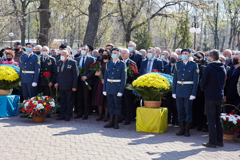 Харків'яни поклали квіти до пам'ятника жертвам Чорнобильської катастрофи