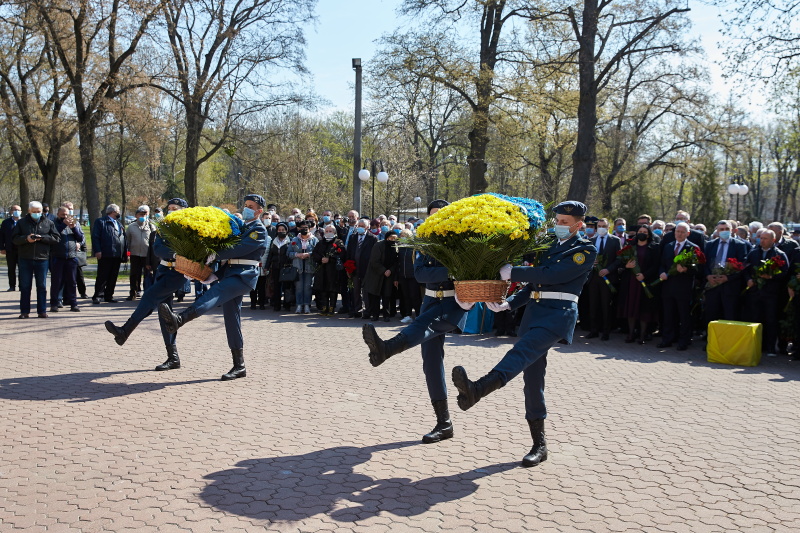 Харків'яни поклали квіти до пам'ятника жертвам Чорнобильської катастрофи