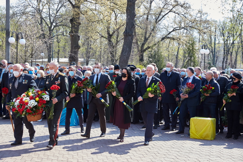 Харків'яни поклали квіти до пам'ятника жертвам Чорнобильської катастрофи
