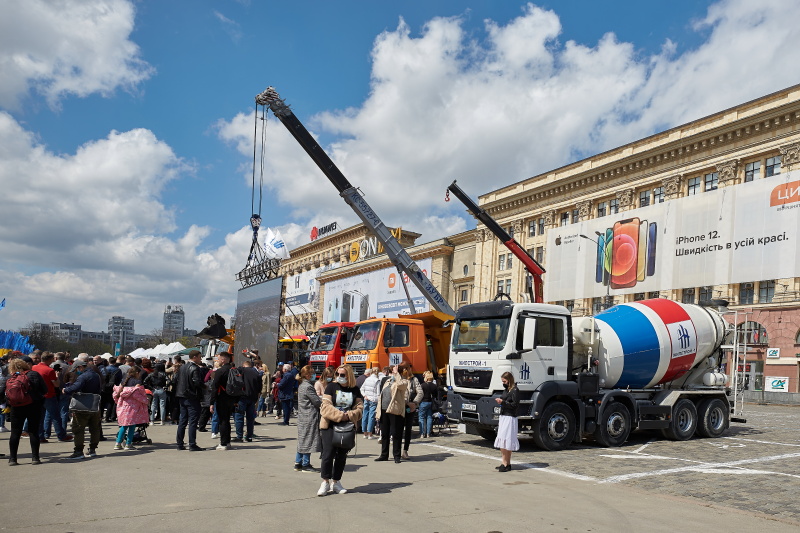 Провідні підприємства Харкова представили на площі Свободи свої досягнення