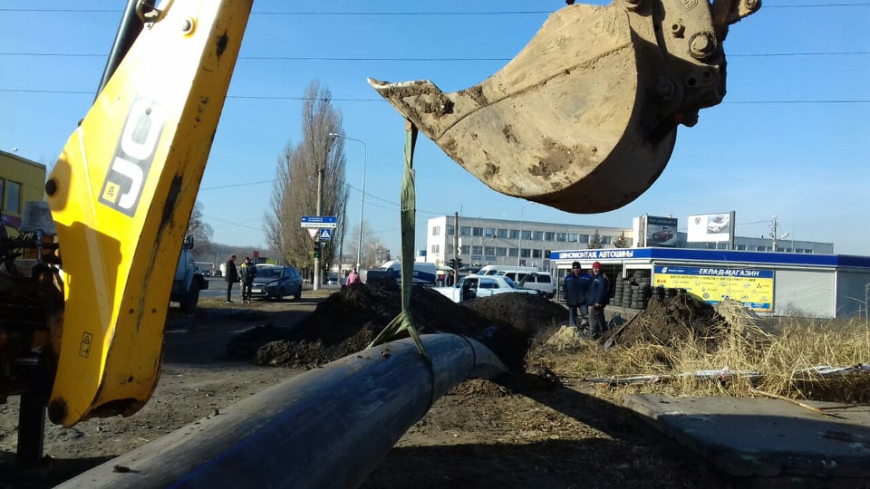 У Новобаварському районі перекладають мережі водопостачання