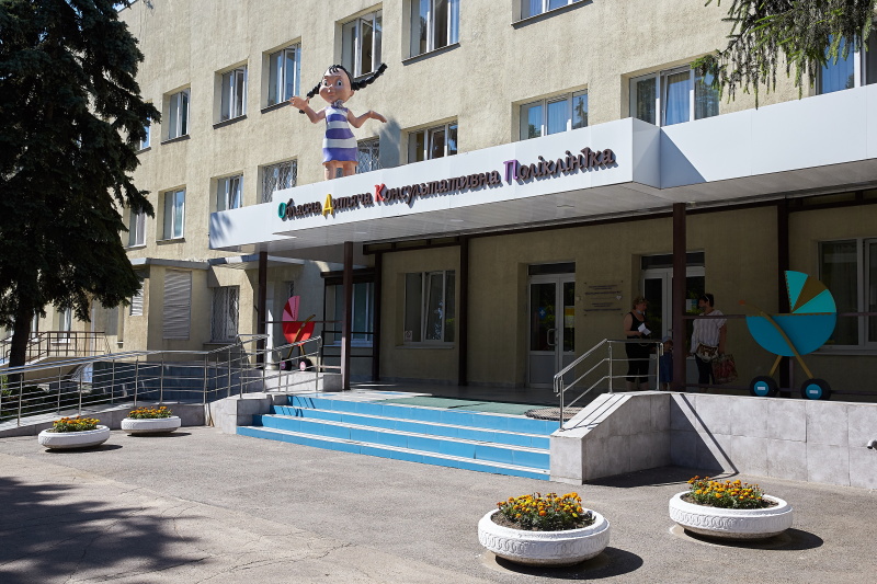 Біля дитячої обласної лікарні відремонтують дорогу