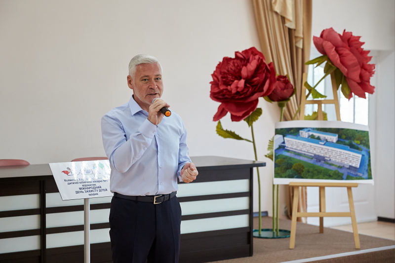 Біля дитячої обласної лікарні відремонтують дорогу