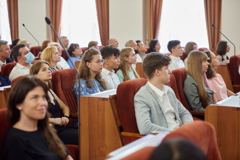 У міськраді нагородили випускників, які склали ЗНО на 200 балів