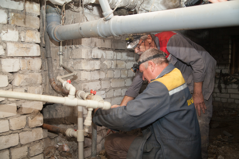 У Холодногірському районі відновлюють внутрішньобудинкові мережі