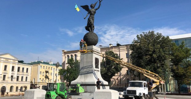 Харківські комунальники очищають пам'ятники до Дня міста