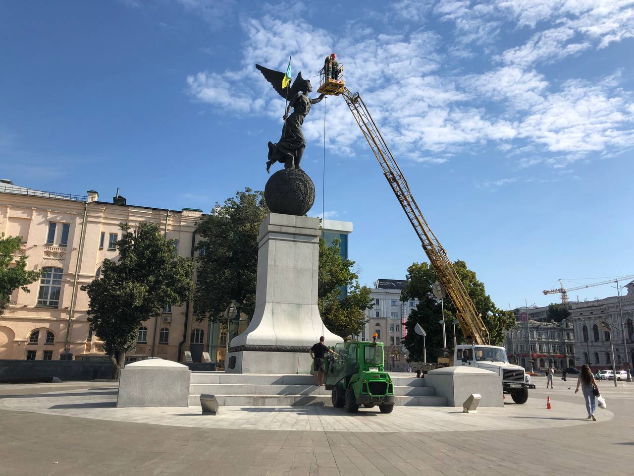 Харківські комунальники очищають пам'ятники до Дня міста