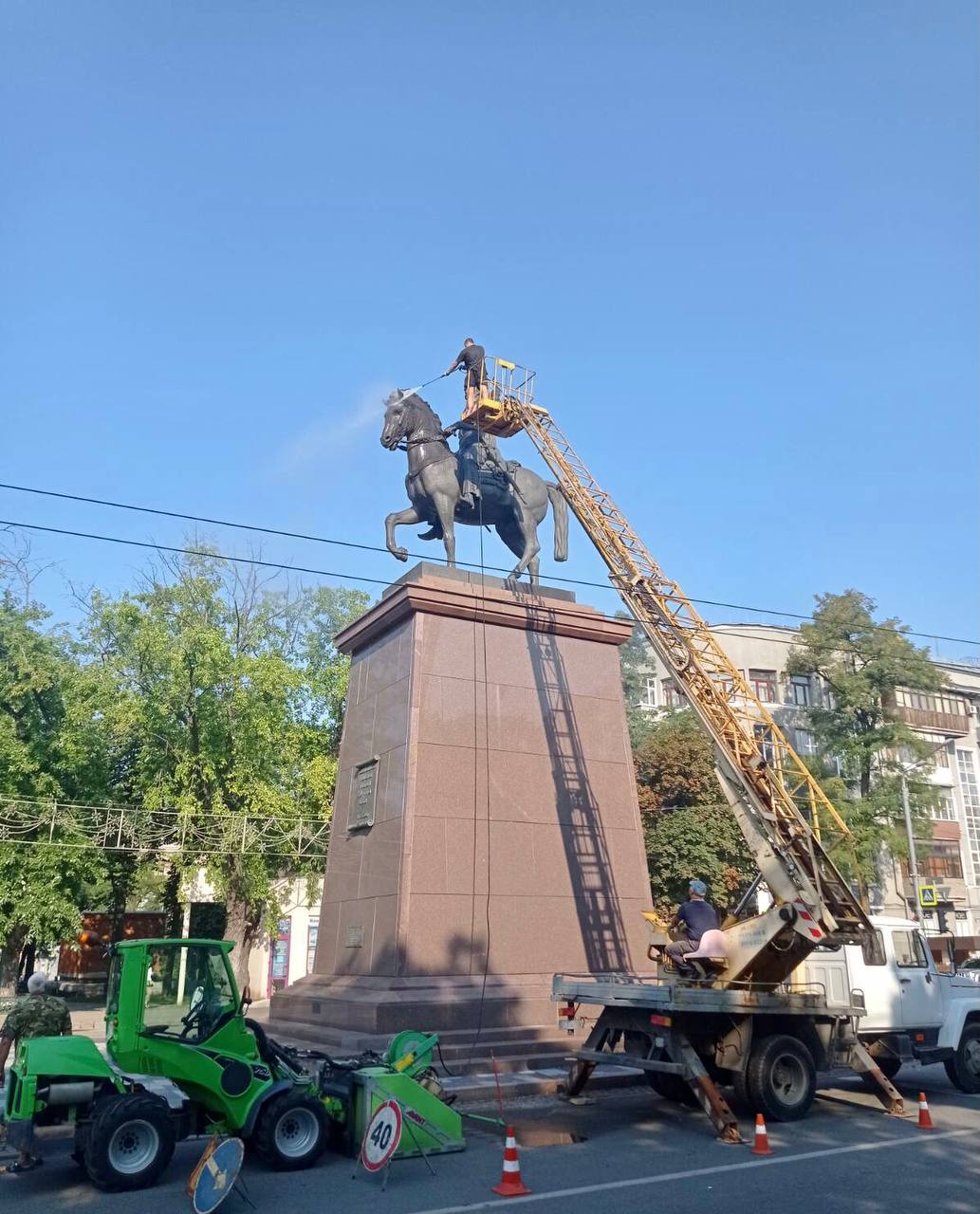 Харківські комунальники очищають пам'ятники до Дня міста
