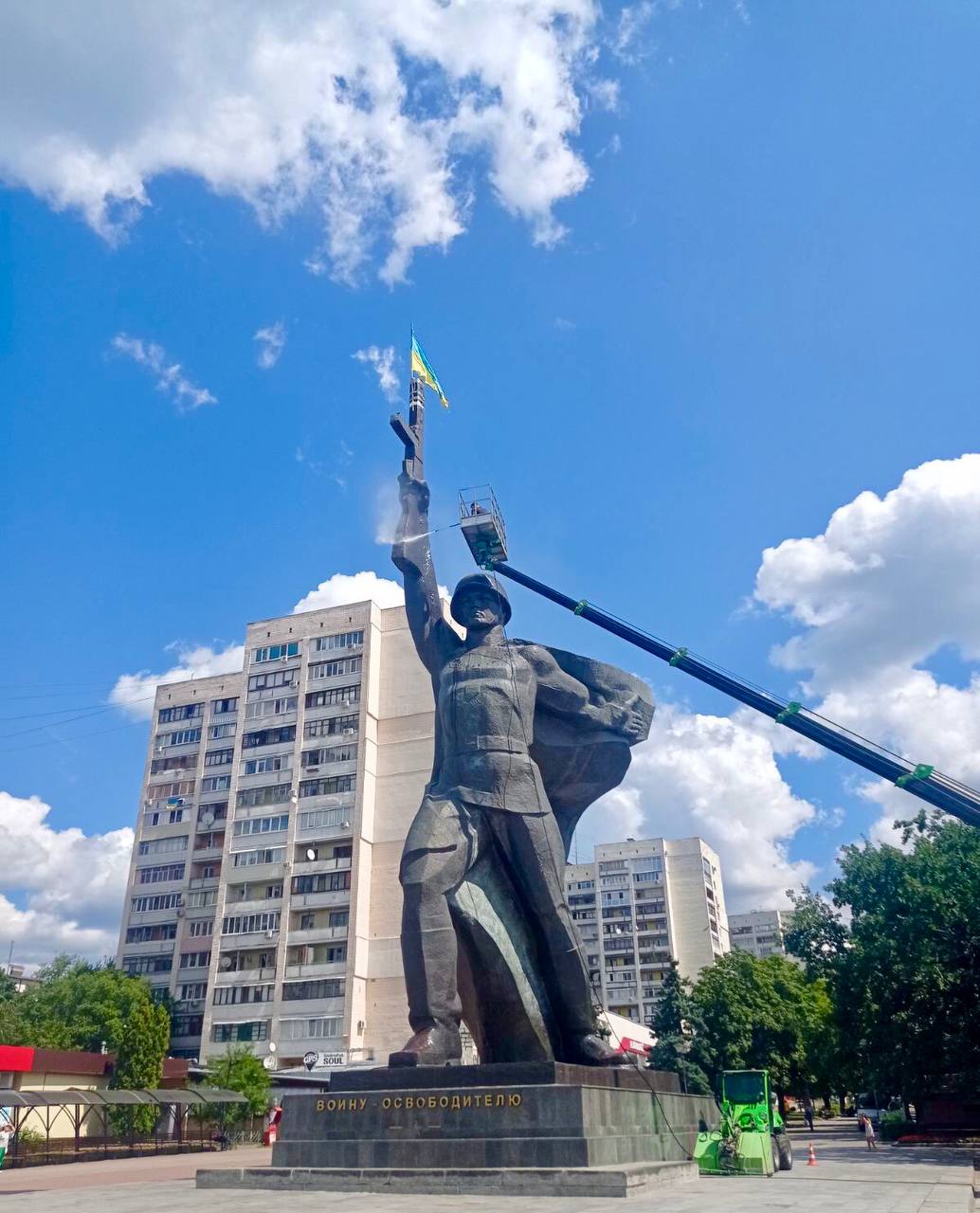 Харківські комунальники очищають пам'ятники до Дня міста