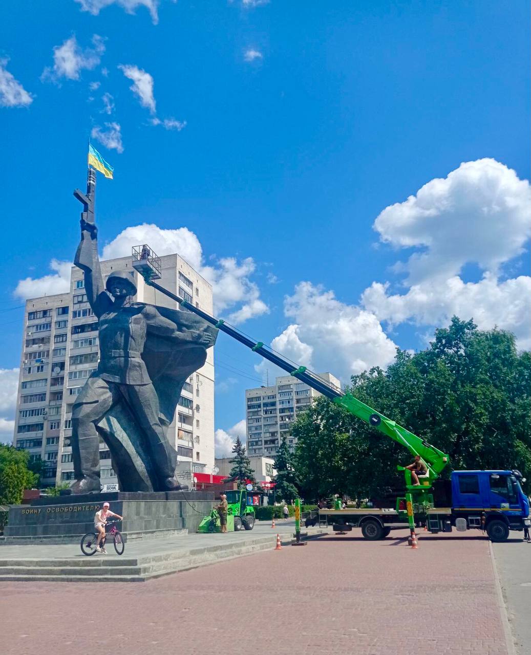 Харківські комунальники очищають пам'ятники до Дня міста