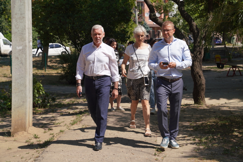 У мікрорайоні на вулиці Клочківській проводиться благоустрій