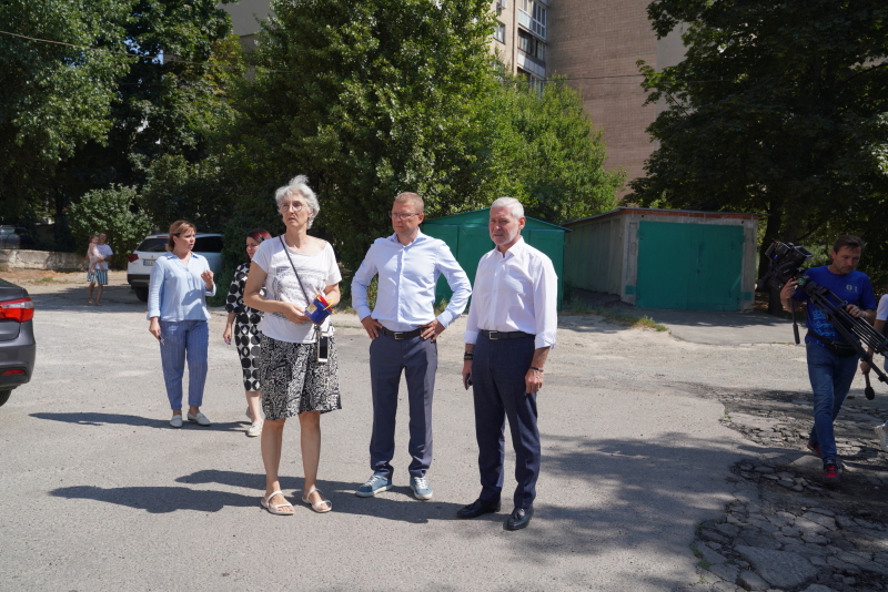 У мікрорайоні на вулиці Клочківській проводиться благоустрій