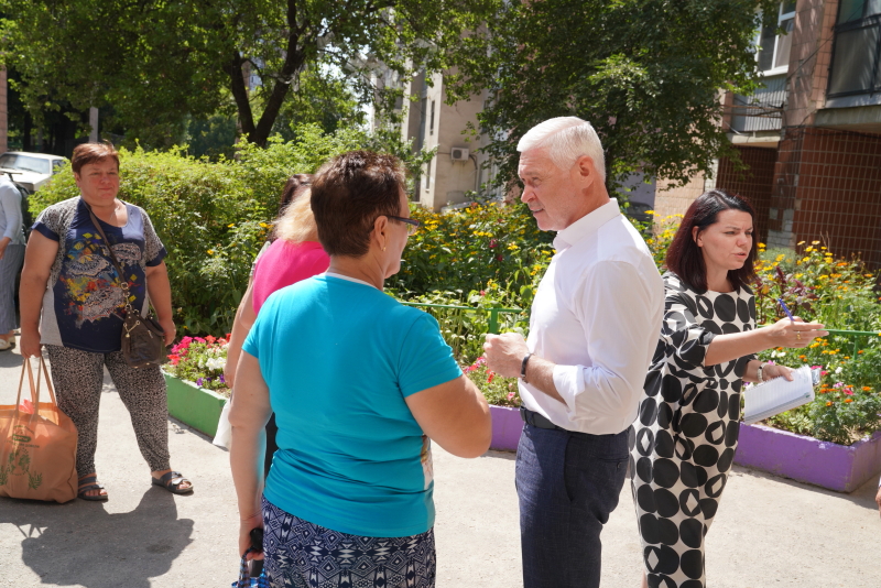 У мікрорайоні на вулиці Клочківській проводиться благоустрій