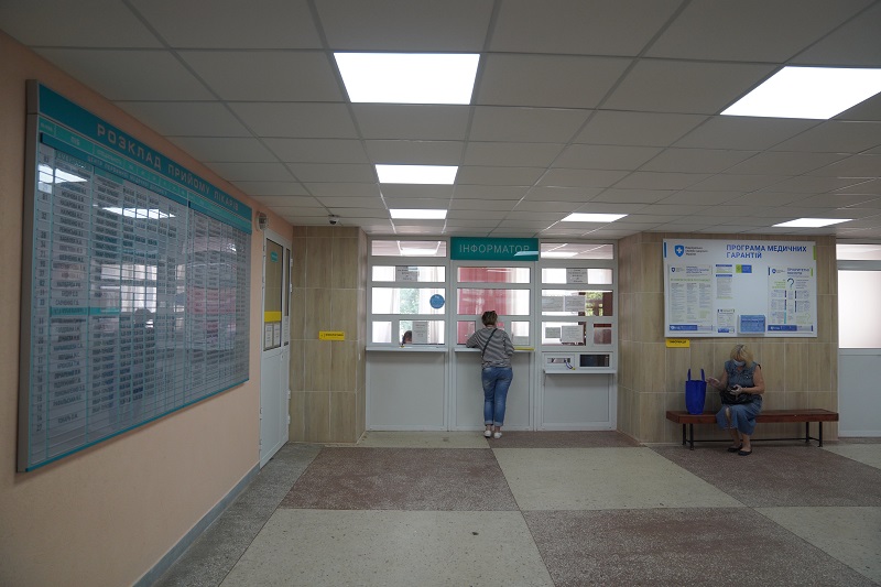 У Харкові продовжують модернізувати холи міських поліклінік