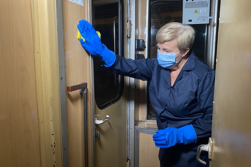 У Харківському метрополітені показали, як миють і дезінфікують вагони