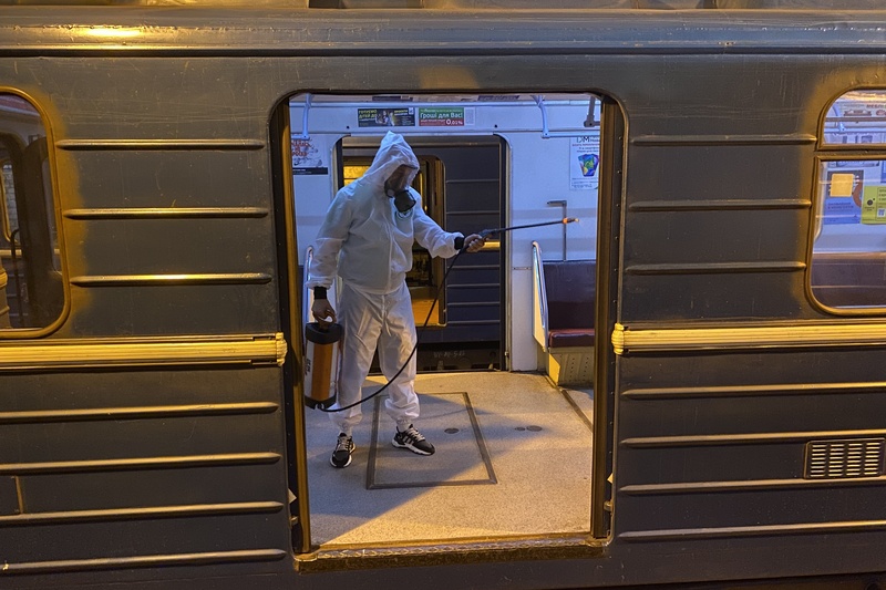 У Харківському метрополітені показали, як миють і дезінфікують вагони