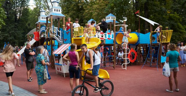 Завершилася реконструкція парку на бульварі Юр'єва