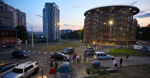 У саду Шевченка відкрився багаторівневий паркінг