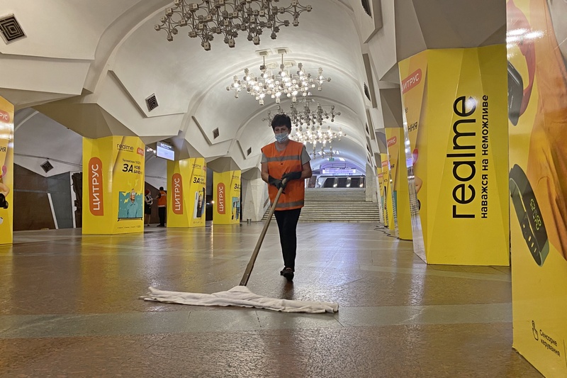 У Харківському метрополітені показали, як прибирають та дезінфікують станції