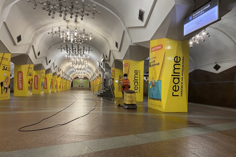 У Харківському метрополітені показали, як прибирають та дезінфікують станції